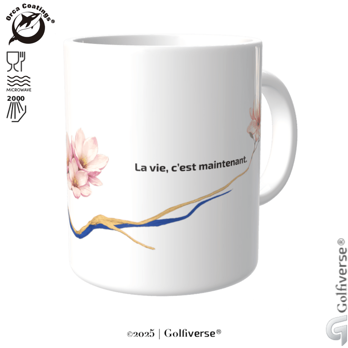 Weißer Keramikbecher mit dem Spruch „La vie, c’est maintenant“, Magnolienblüten und blau-goldenen Linien im Kintsugi-Look.