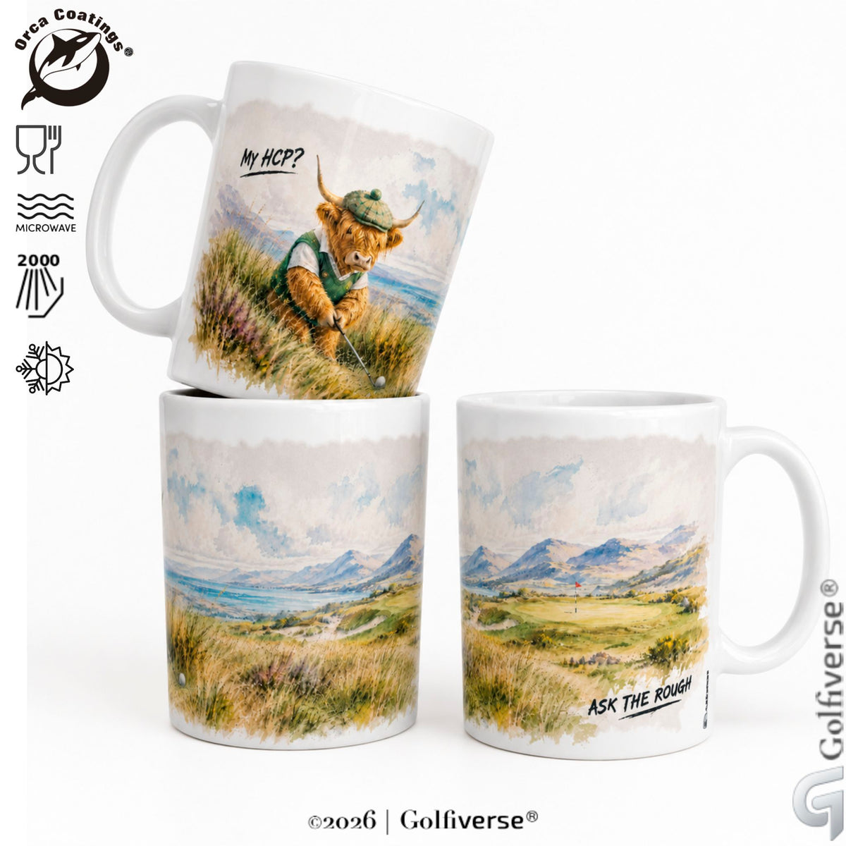Lustige Golftasse „My HCP? Ask the Rough“ mit golfendem Highland Cow im Küstengras