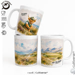 Lustige Golftasse „My HCP? Ask the Rough“ mit golfendem Highland Cow im Küstengras
