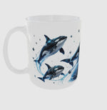 360°-Ansicht einer weißen Keramiktasse mit futuristischem Orca-Motiv, Spacepunk-Details und Erde im All.